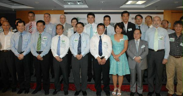 The Secretary for the Environment, Mr Edward Yau (sixth right, back row) , the Permanent Secretary for the Environment, Ms Anissa Wong (seventh right, back row) and representatives of organisations and the commercial sector attending the launching ceremony of "Green Hong Kong • Carbon Audit".