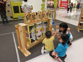 Program ambassador interacts with child and learns food waste knowledge