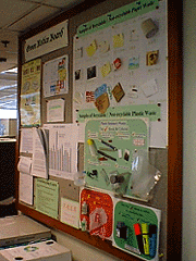 环保资讯张贴在办公室的环保角通告板上图片