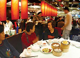 人 多 的 地 方 产 生 的 噪 音 。