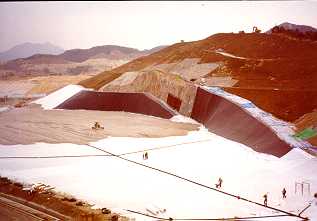 架设渗滤污水收集系统的照片