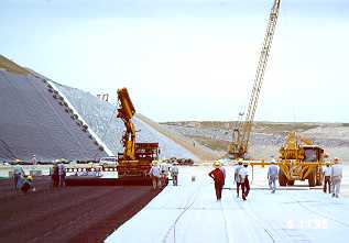 架设防渗透垫层系统的照片