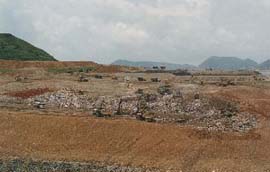 废物收集车抵达堆填区后在磅桥秤重