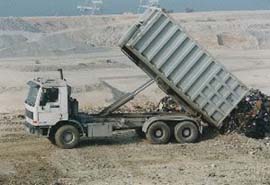 废物收集车抵达堆填区后在磅桥秤重