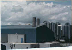 最后，经处理的空气会被排放。