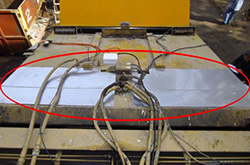 如车尾顶部设有开口，须安装由耐用材料制成的遮档板，以有效将开口遮盖。