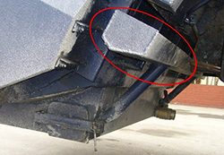 污水收集缸必须能收集及储存从车身、压缩机及垃圾斗产生的废物污水。污水收集缸并须设有防止污水外溅挡板，避免污水在垃圾车泊车和行驶时从收集缸溅出。