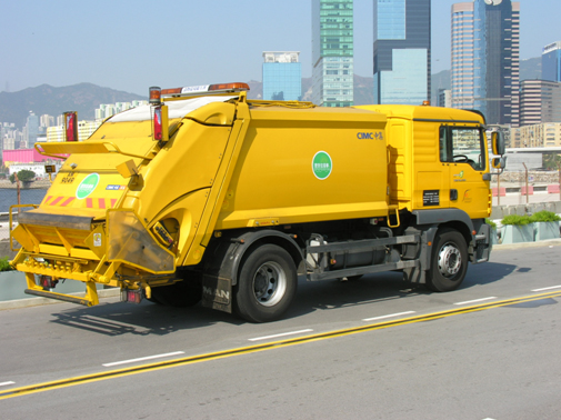 垃圾车一般为配备装卸设备的中型及重型货车，可把收集箱内的垃圾装上车，车尾设有压缩机可减少垃圾体积