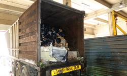 废物柜满载经压缩的废物。