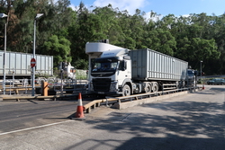 满载废物的货柜接着会由拖车运送到出口磅桥。
