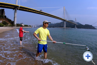 环保署人员于丽都湾泳滩...