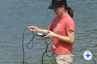 环保署人员于泳滩监测水质