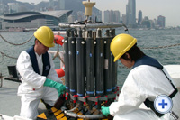 环保署人员在水质监测船...