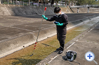 环保署人员于河道监测水质