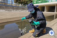 环保署人员于河道监测水质