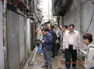 与区议会议员、居民代表及其他政府部门一同参予全城清洁改善活动