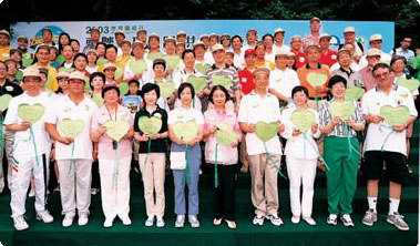 參 與 「 世 界 環 境 日 2003」 活 動 的 嘉 賓 手 持 他 們 寫 下 的 「 綠 色 願 望 」 。 