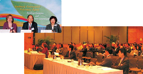 （ 上 圖 ） 環 保 署 首 席 環 境 保 護 主 任 李 韓 琇 玲 女 士 （ 右 ） 在 研 討 會 上 介 紹 《 環 保 工 作 報 告 評 核 標 準 》 。  （ 下 圖 ） 120多 位 政 府 官 員 參 與 研 討 會 。