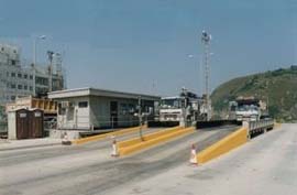 廢物收集車抵達堆填區後在磅橋秤重