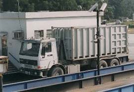 廢物收集車抵達堆填區後在磅橋秤重