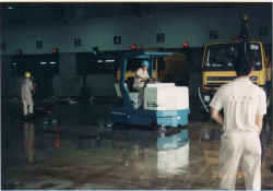每日工作完畢後會用地面洗滌器清潔傾卸大堂。