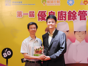 首席環境保護主任呂炳漢先生頒發獎項予得獎食肆