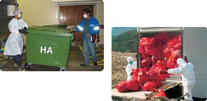 （ 左 圖 ） 從 醫 療 設 施 收 集 醫 療 廢 物 。 
（ 右 圖 ） 醫 療 廢 物 運 至 堆 填 區 棄 置 。 