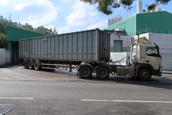 貨櫃車會駛往堆填區傾倒廢物。