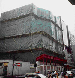 用防水布圍蔽需要拆卸的建築物