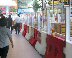 公路旁的1.8米高透明圍板