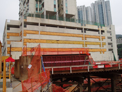 為鄰舍裝上防塵帆布