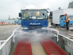 自動車輪清洗區，備有格柵及高壓噴水器以提高清洗效率