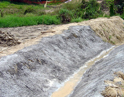 圍繞工地的梯形排水渠
