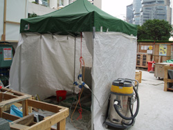 水泥配料及攪拌的作業區的頂部及三面均必須有遮蓋