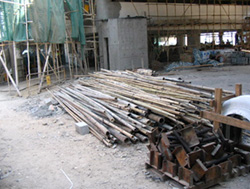 在工地內劃出廢料分類區，用作臨時存放已分類廢料，以便日後再用/處置