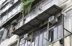 石棉波紋水泥瓦片是僭建鐵籠、簷蓬或屋頂構築物的常用物料之一。