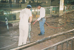 在進行多塵埃的工作時灑水，例如破碎工作。
