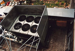 使用隔音屏阻擋噪音傳播至附近噪音感應強的地方。