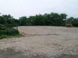 在二零零八年四月十五日的調查發現填料堆放在有關土地上。