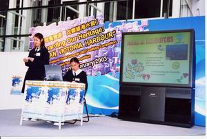 亞軍得主聖保祿學校的張燕詩同學，正向評判團介紹她的作品亞軍得主聖保祿學校的張燕詩同學，正向評判團介紹她的作品圖