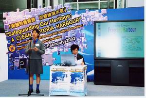 季軍得主拔萃女書院的周廷勵同學，正向評判團介紹她的作品圖