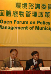 圖示環諮會主席林健枝教授（右）和環境運輸工務局常任秘書長（環境）郭家強出席公開論壇。