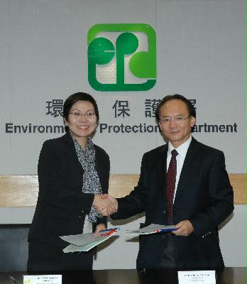 環保署署長王倩儀（左）與安社亞洲（香港）有限公司的代表合照。