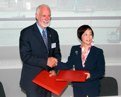 環境運輸及工務局局長廖秀冬博士（右）及加拿大環境部部長戴維‧安德森（左）